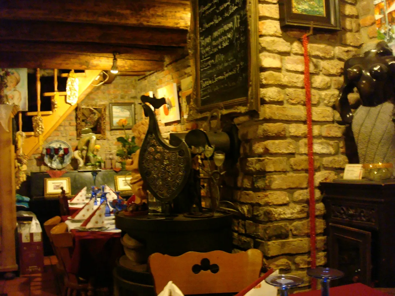 Inneres des Château d'Orsay – mittelalterliches Gemäuer mit Kunstobjekten und gedeckten Tischen