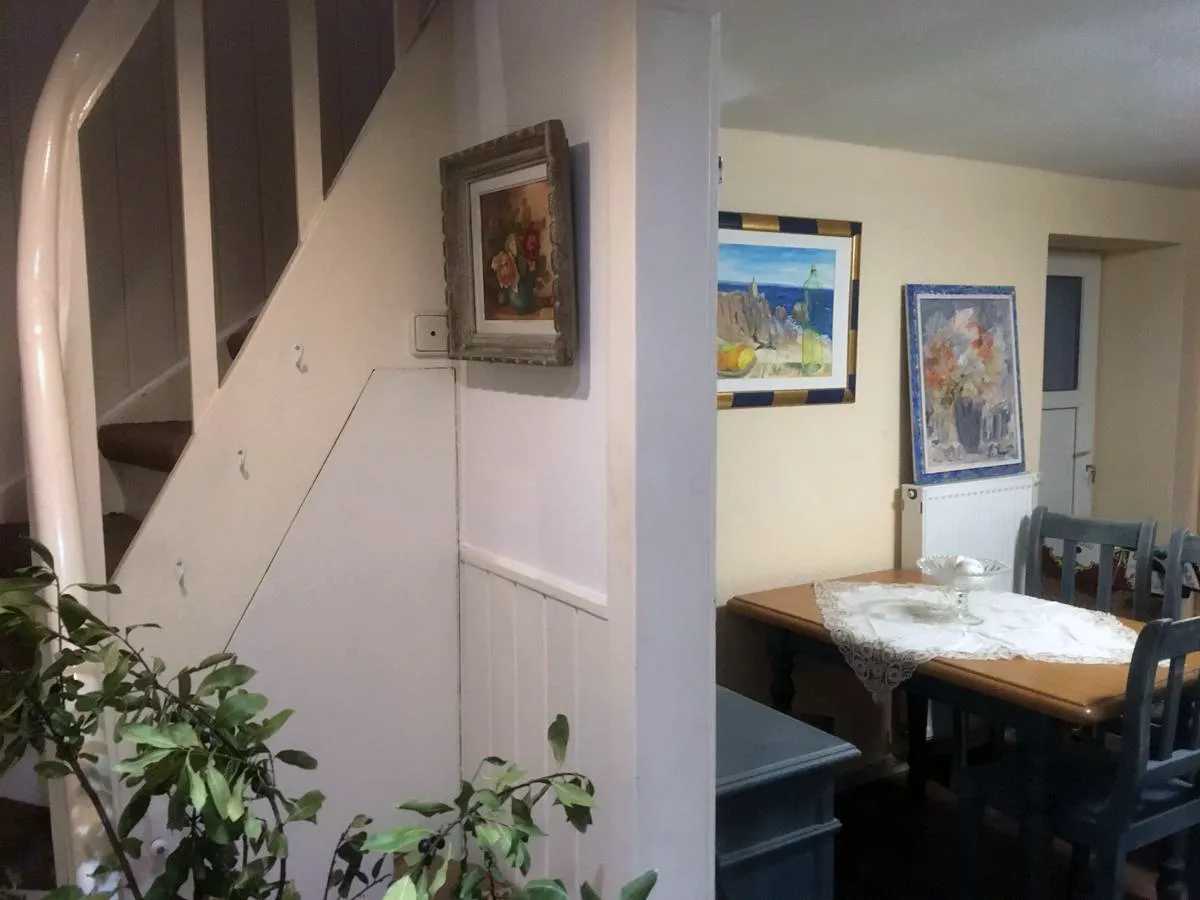 Eingangsbereich Gästehaus Château d'Orsay – historische Treppe mit Gemälden